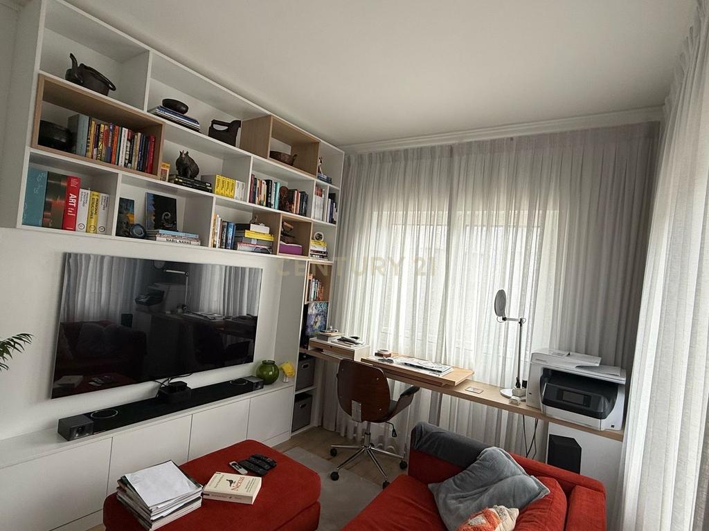 Apartamento Moderno T3 em Oeiras com Luz Natural e Conforto - Image 2