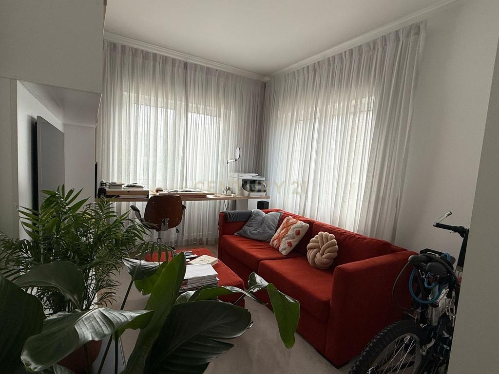 Apartamento Moderno T3 em Oeiras com Luz Natural e Conforto - Image 1