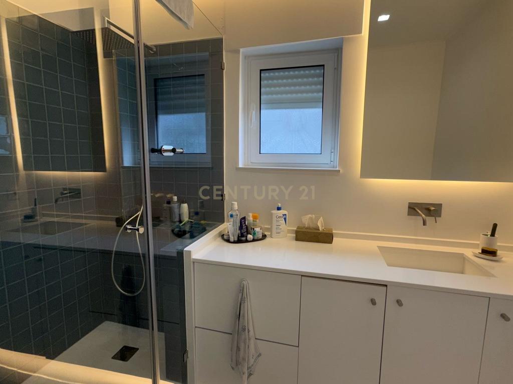 Apartamento Moderno T3 em Oeiras com Luz Natural e Conforto - Image 9