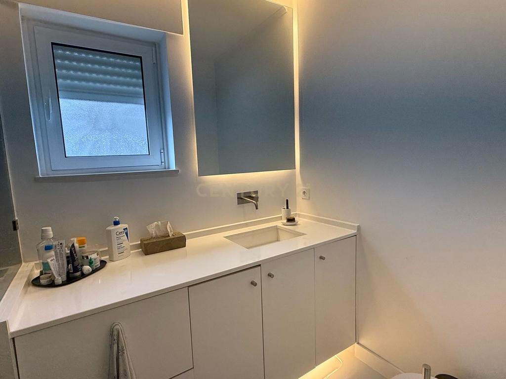 Apartamento Moderno T3 em Oeiras com Luz Natural e Conforto - Image 7