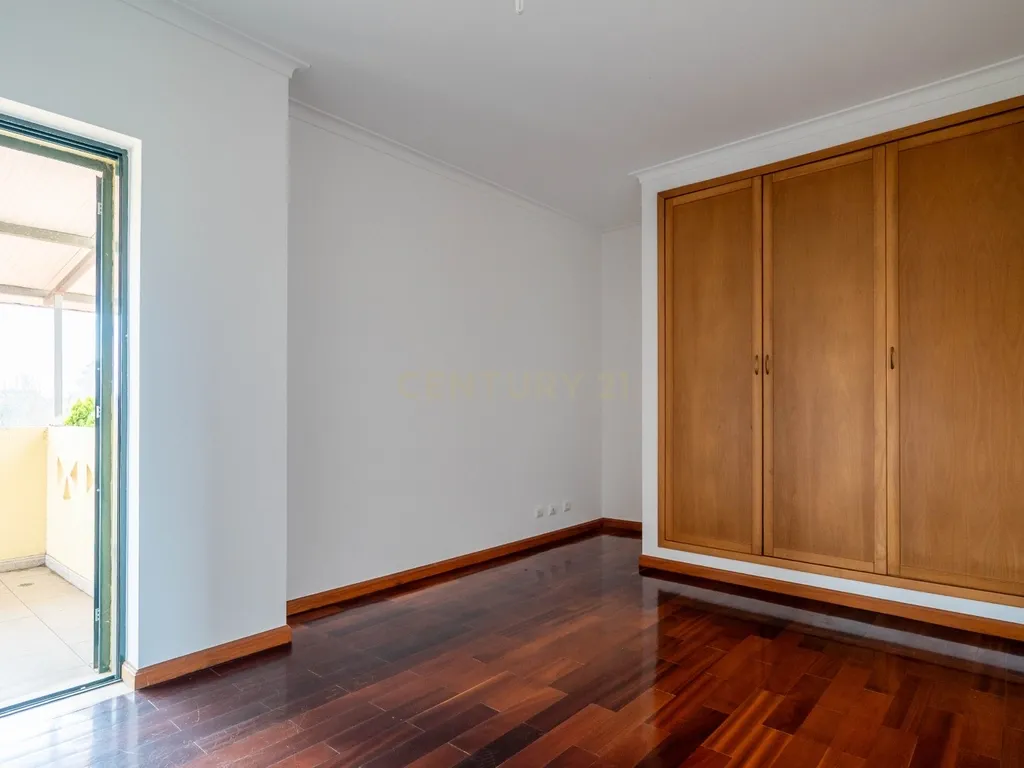 Moradia T5 - C/ terreno - Excelente estado - Image 51