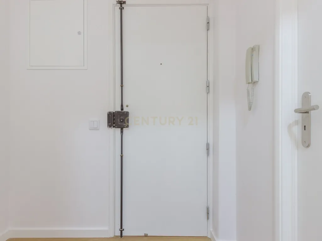 Apartamento T2 Remodelado - Sobreda *RESERVADO* - Image 8