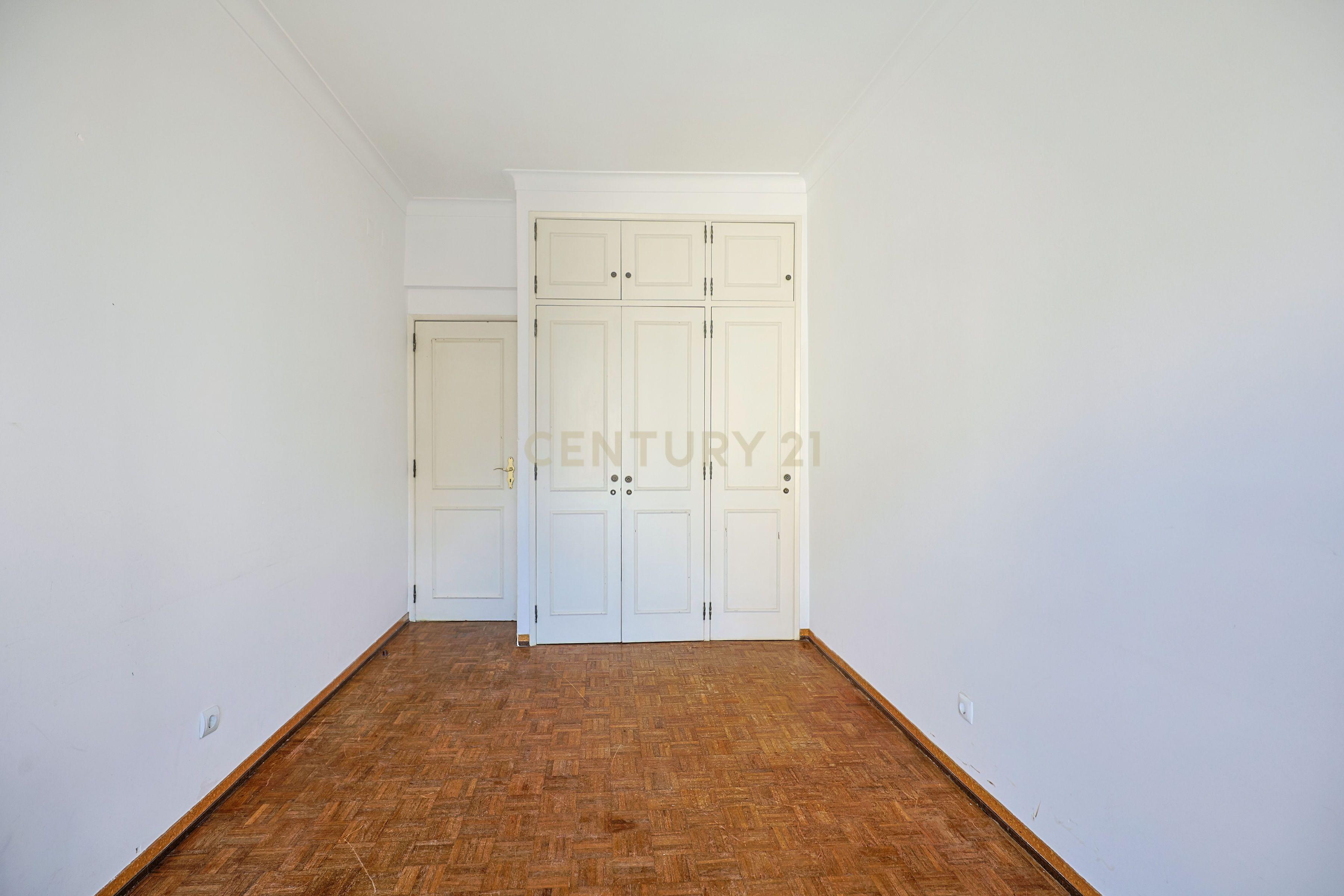 Apartamento T3 com elevador e varanda em Vila Franca de Xira - Image 23