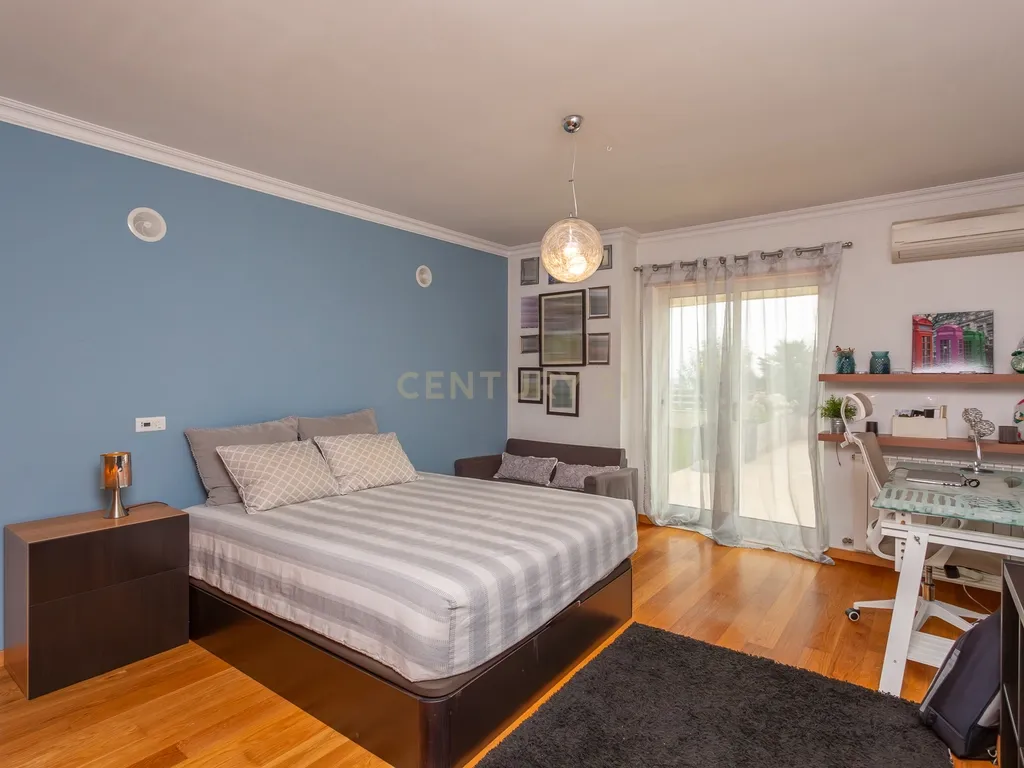 Apartamento T4 Alto de Algés, Terraço, Vista Rio, 6 Lugares de Garagem - Image 11