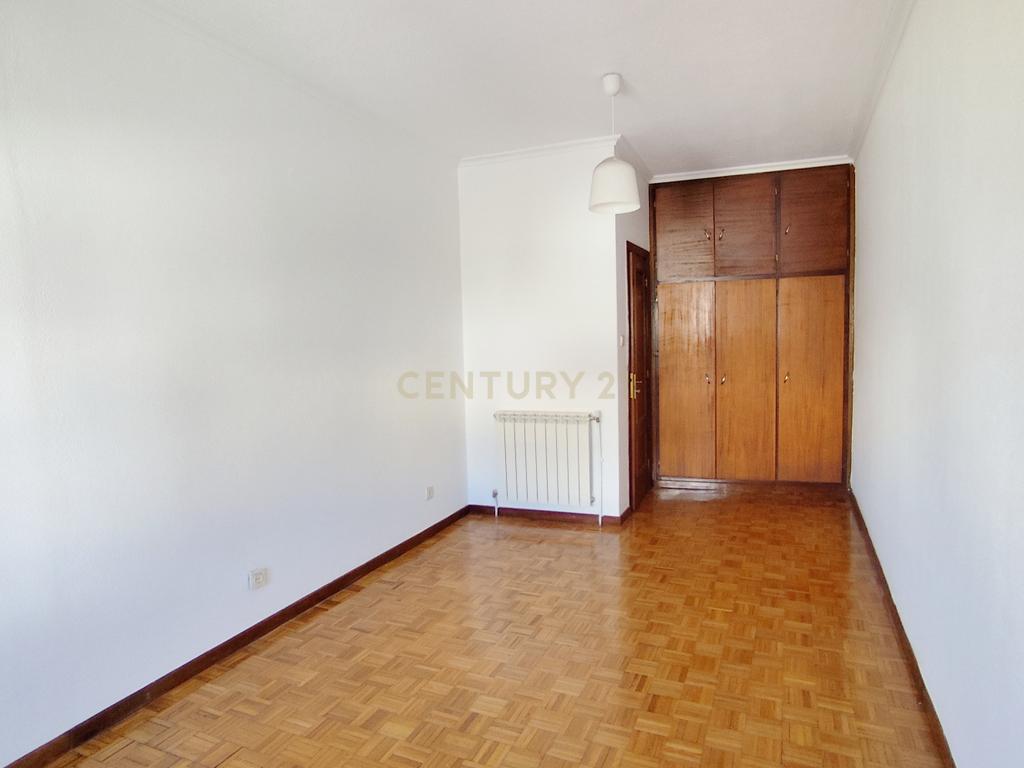 Moradia T4 numa Localização Privilegiada em Chaves - Image 20