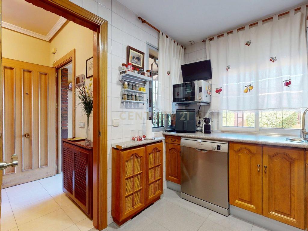 Apartamento Espaçoso com Vista para a Cidade e Montanha em Madrid - Image 17