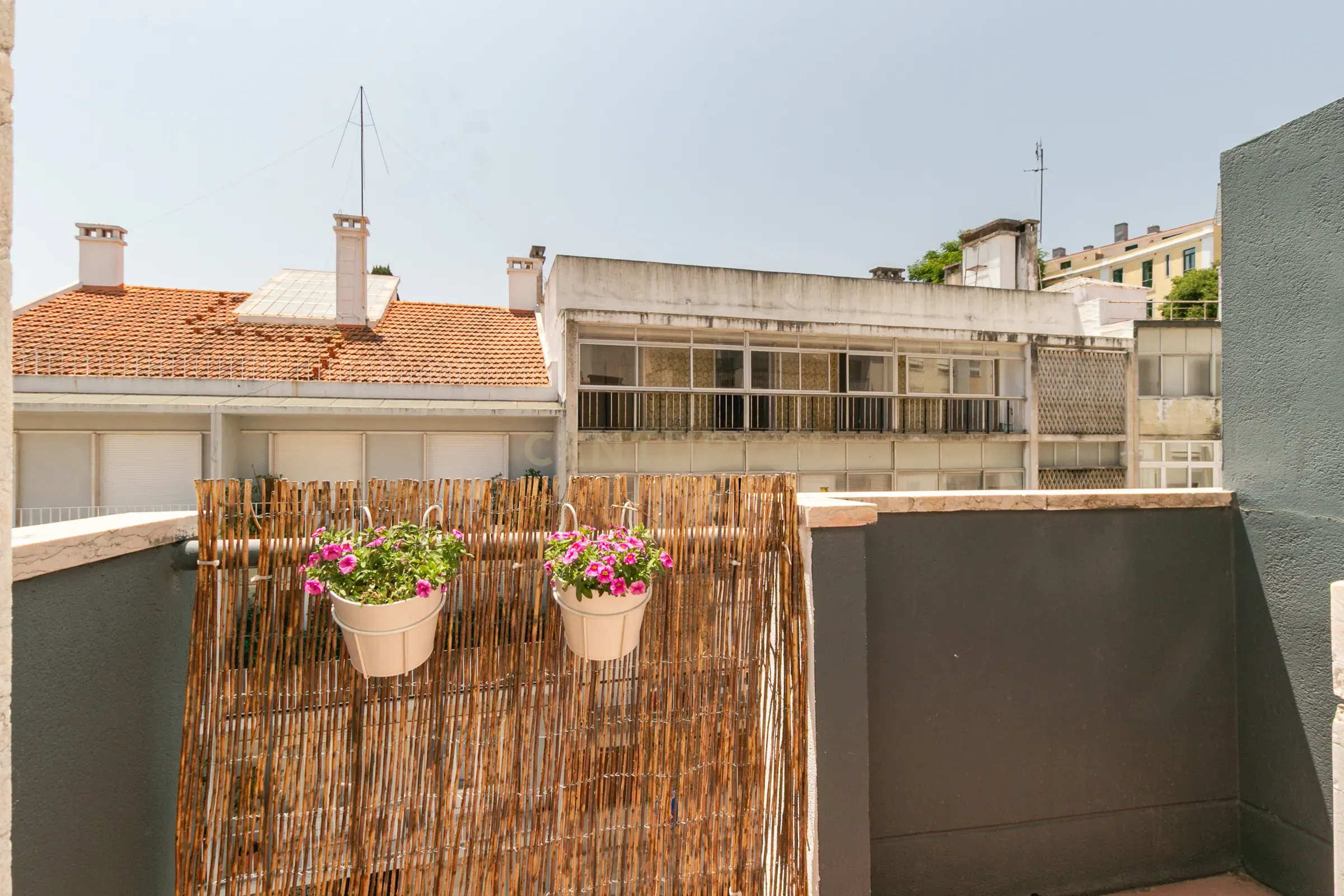 Apartamento T2 Remodelado com Varanda em Campo de Ourique, junto ao Jardim da Estrela - Image 22