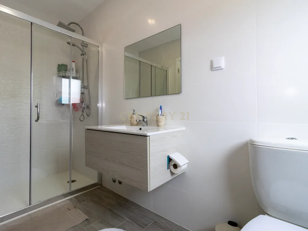 Excelente Moradia T3 Térrea SEMI-NOVA em Alcobaça com Jardim e garagem - Image 18