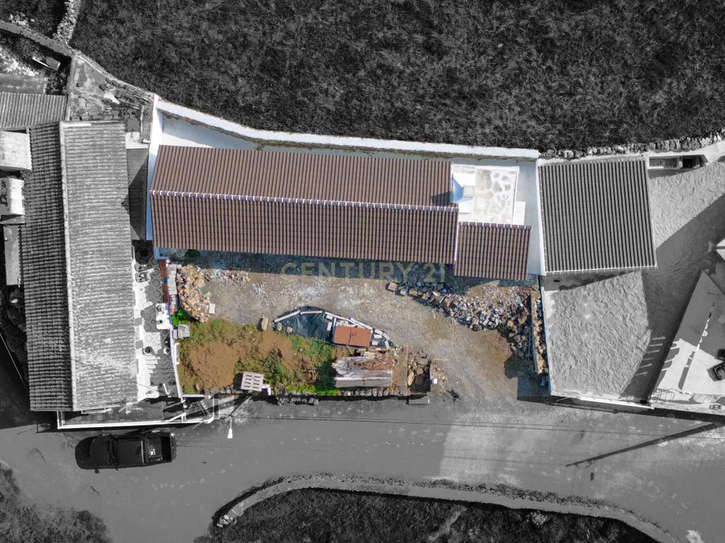 Moradia em fase de renovação na Vila de São Sebastião - Image 4