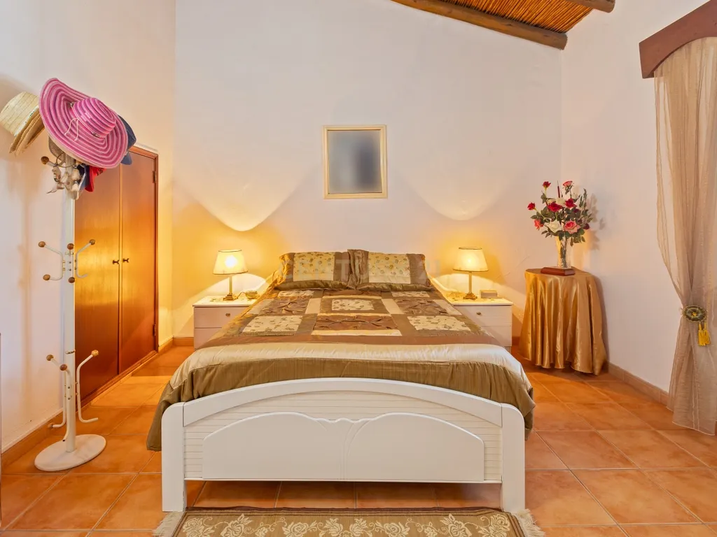 Encantadora Moradia com 7 Divisões em Parragil Loulé com Vista Campestre - Image 13