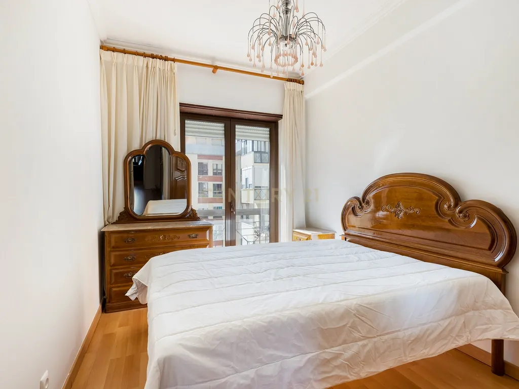 T2 Espaçoso com Varandas e Vista Mar – Quinta das Palmeiras, Oeiras - Image 8