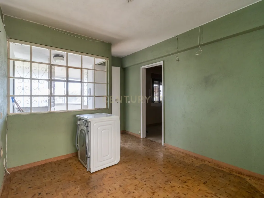 T3 com 73m² | 4º andar com elevador | Para remodelar em Lisboa - Image 6
