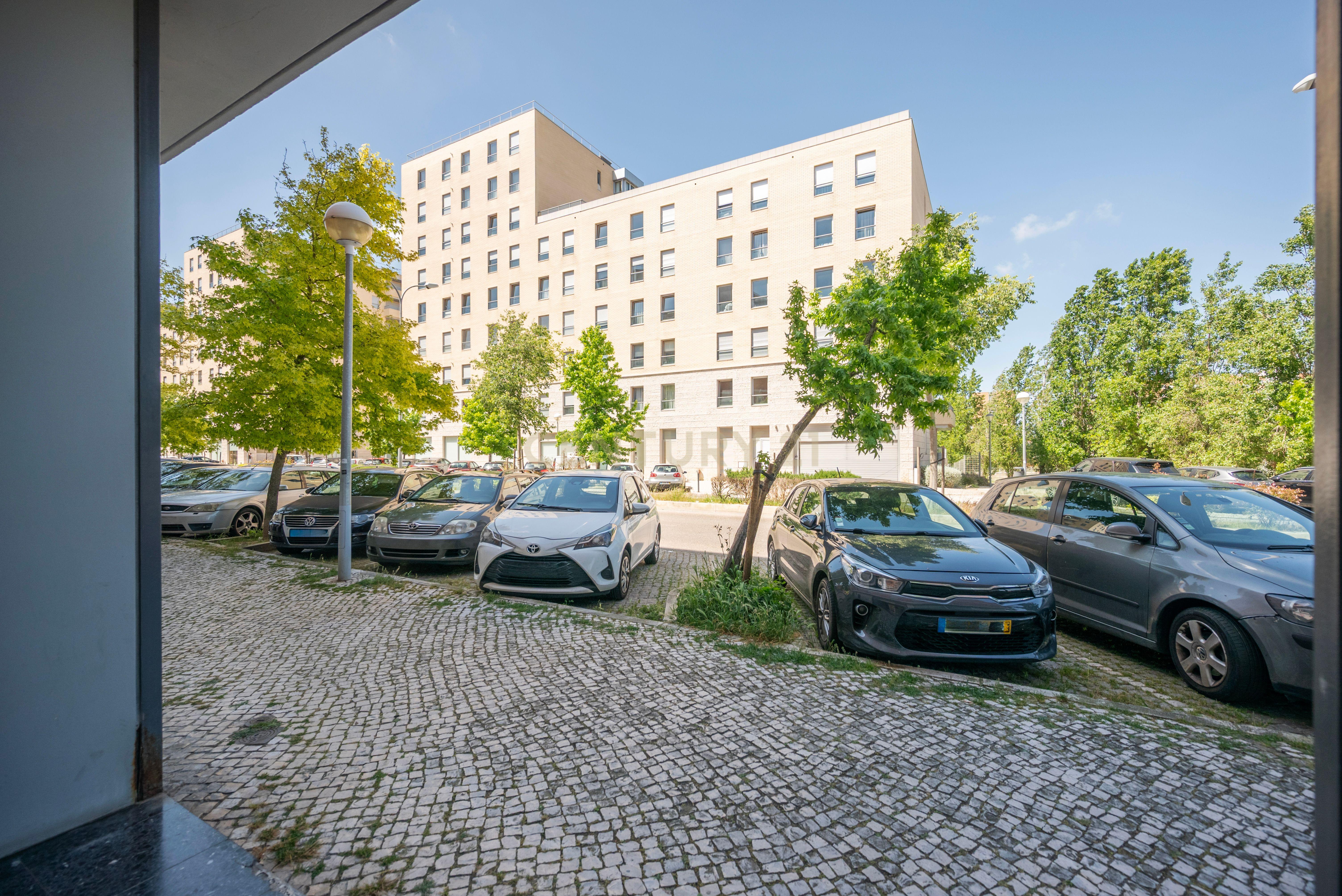 Apartamento T3 Luminoso com Vista Deslumbrante e Localização de Excelência – Parque Oeste / Quinta das Conchas - Image 30