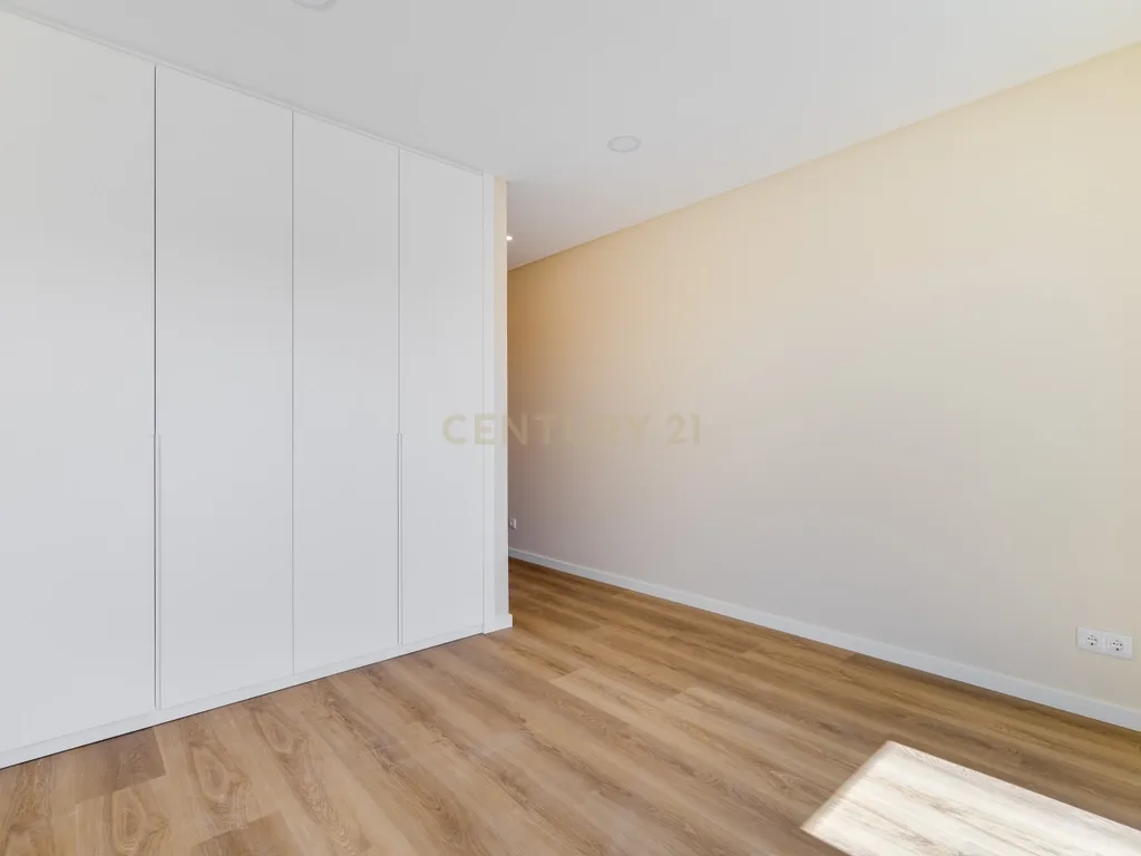 Moradia T4+1 de construção nova com piscina infinita | Caramujeira, Lagoa - Image 26