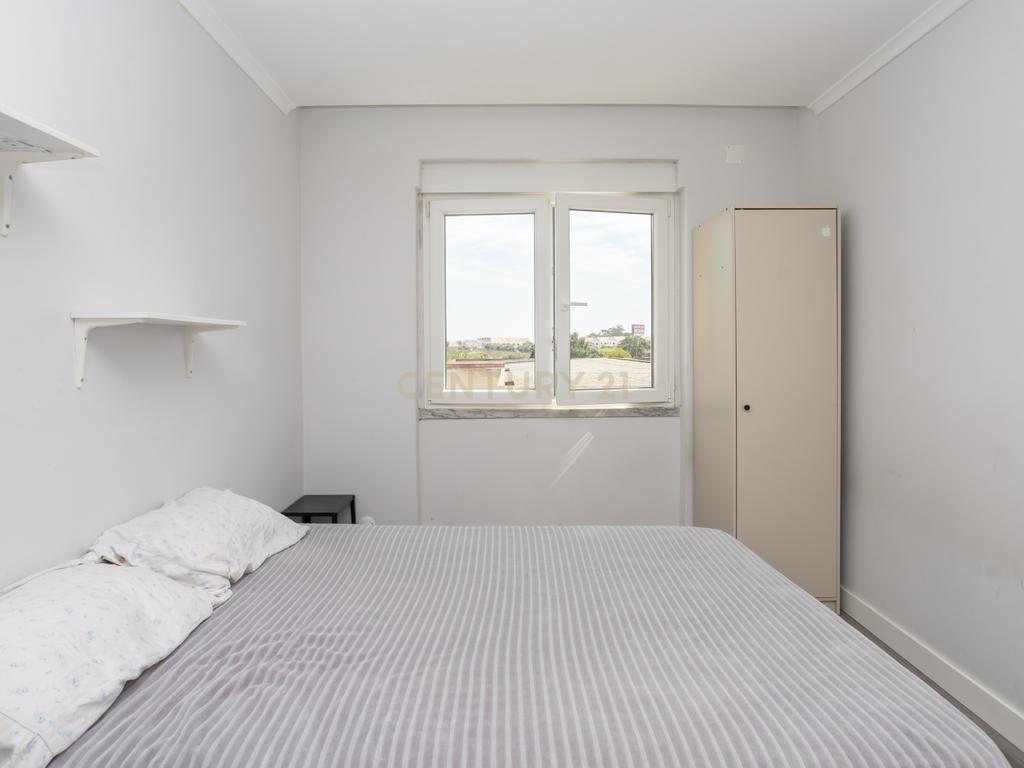 Apartamento T3 mais sótao, num 1 andar em Amora - Seixal - Image 4