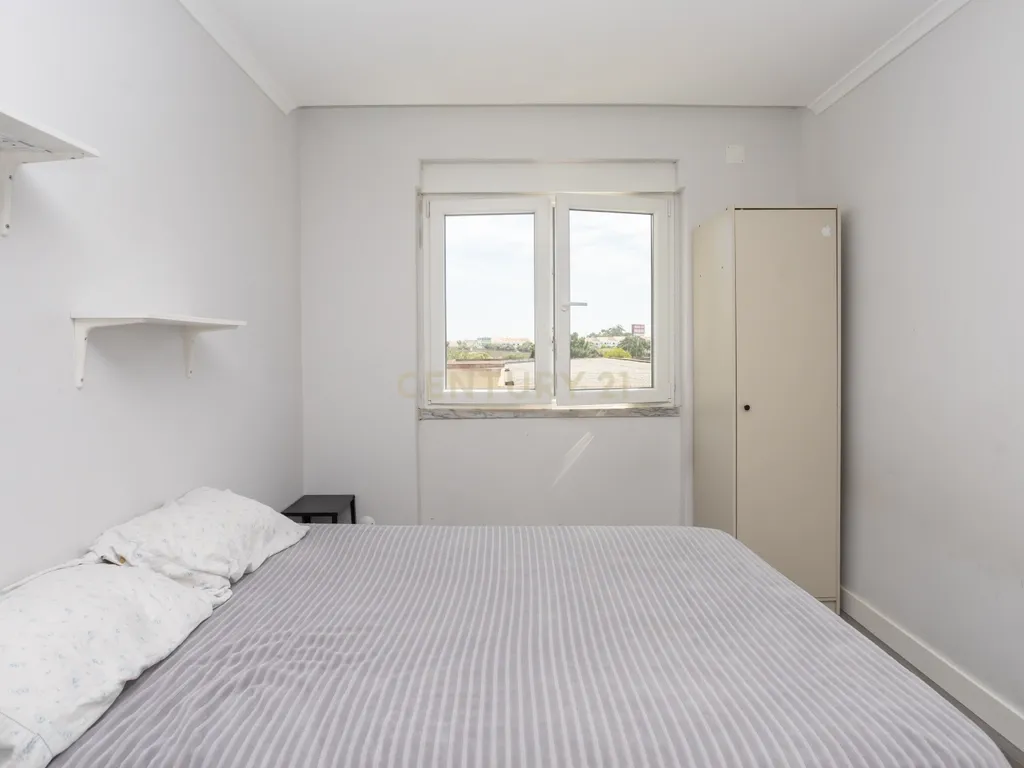 Apartamento T3 mais sótao, num 1 andar em Amora - Seixal - Image 4