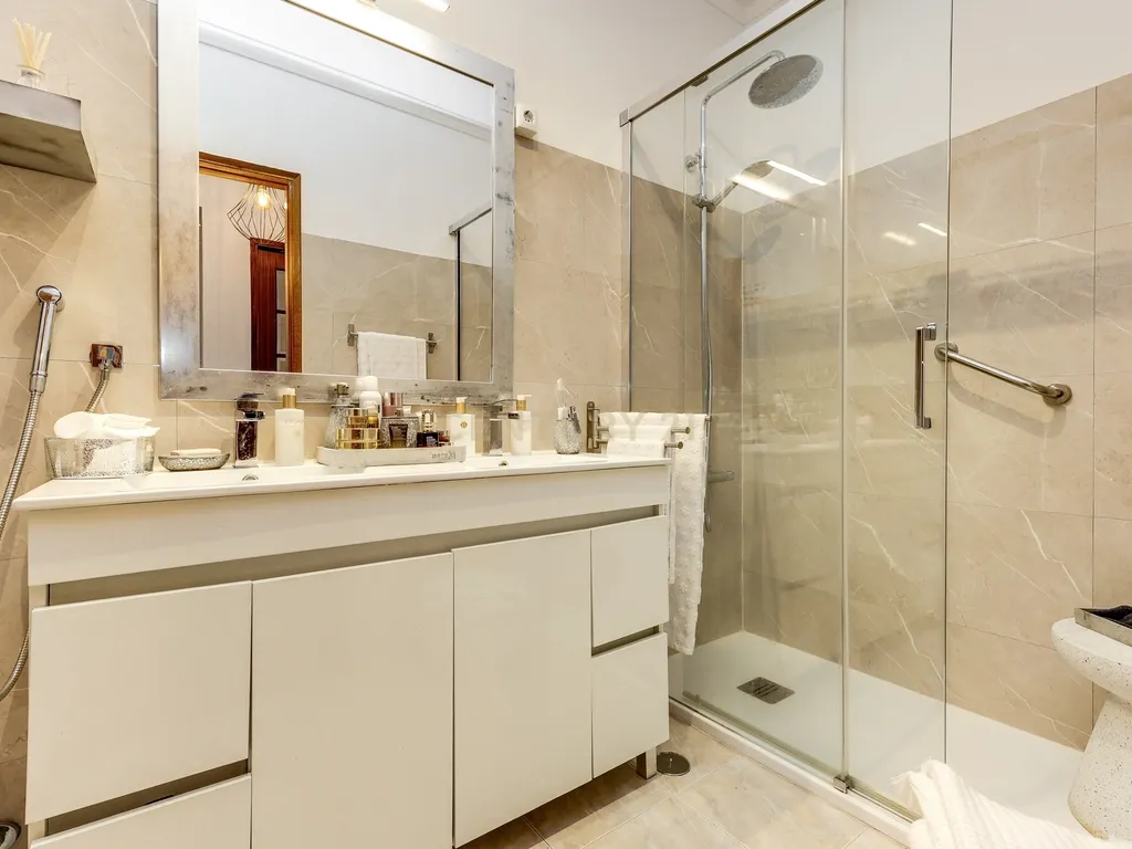 Apartamento T3 Renovado com Vista Panorâmica no Cacém, Sintra, Lisboa - Image 18