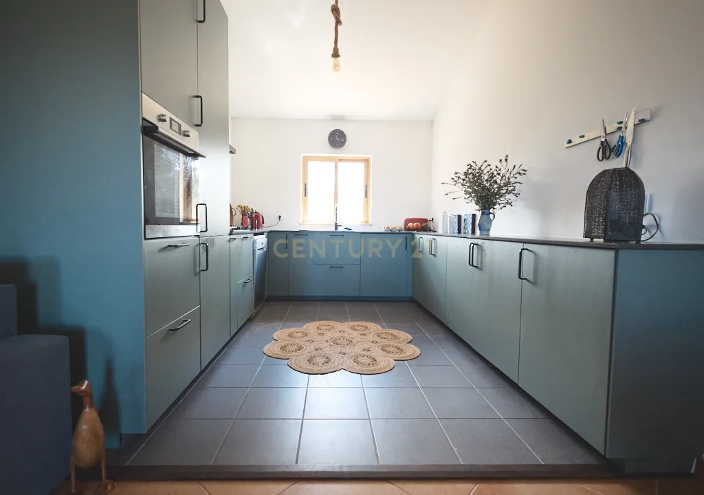 Acorde com vistas deslumbrantes sobre o oceano no seu rancho exclusivo de 8,4 hectares no Algarve, em Aljezur! Inclui uma casa principal ecoeficiente com certificação energética A, perto de praias de surf lendárias. Este é o seu refúgio costeiro definitivo — agarre esta oportunidade rara e agende hoje mesmo a sua visita! - Image 34