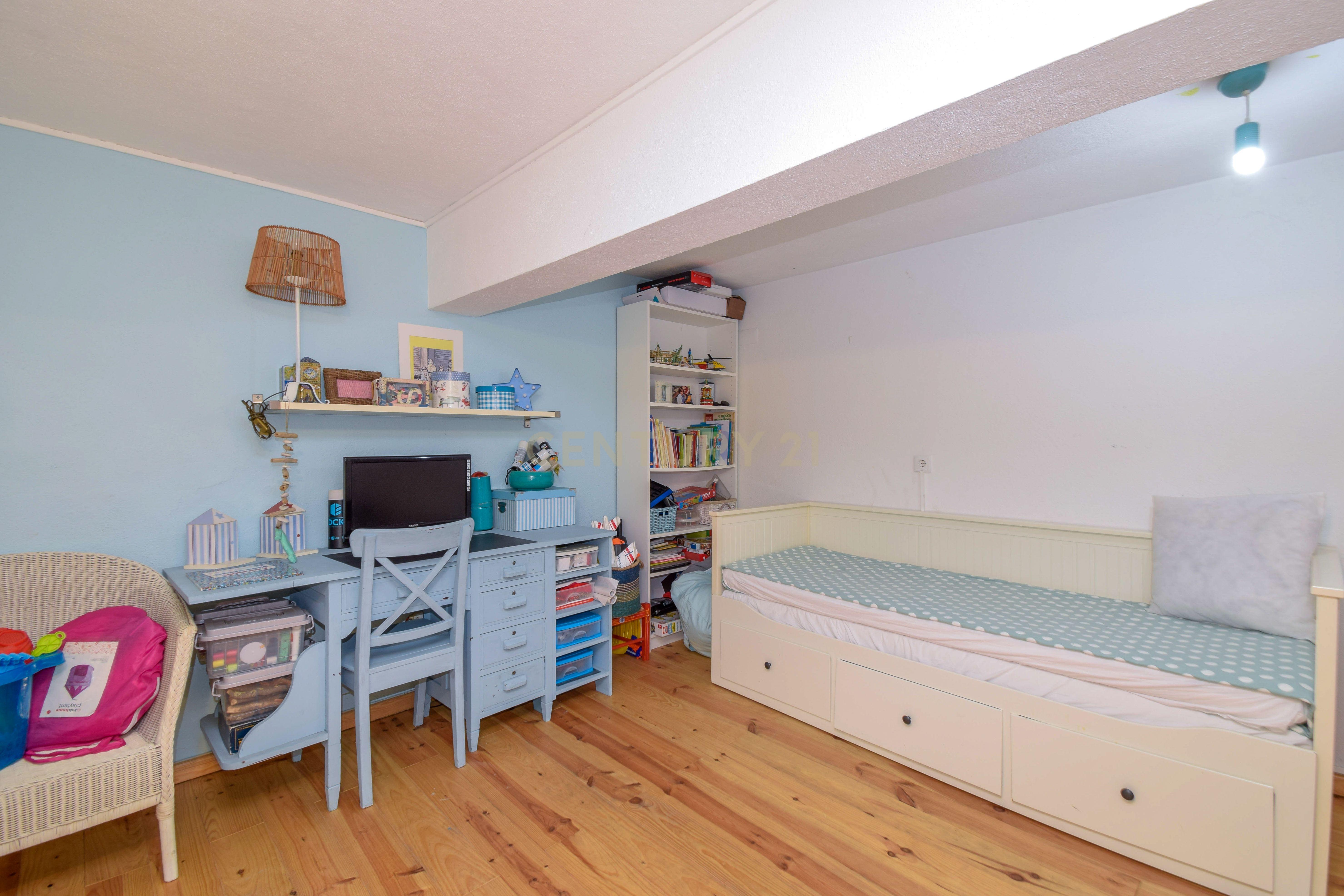 Apartamento T2 + 1 | Jardim e Estacionamento junto à Praia - Image 20