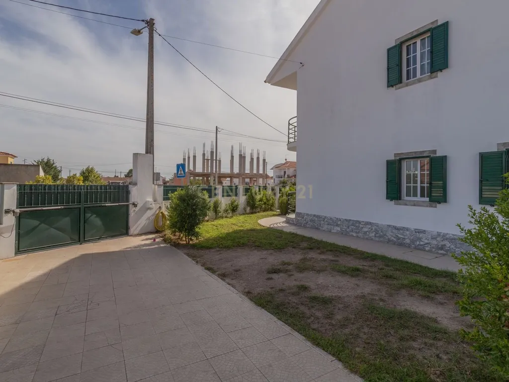 Moradia T4, luminosa, com garagem, jardim e logradouro. - Image 43
