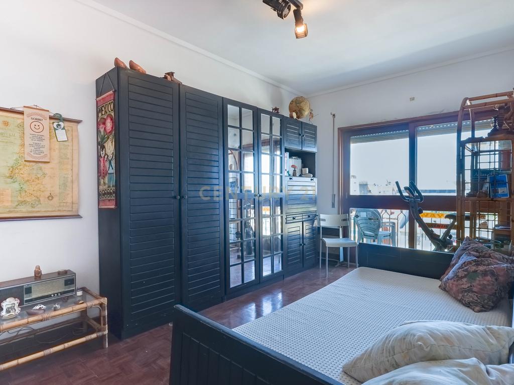 Apartamento T4 com Elevador e Vistas Deslumbrantes em Matosinhos Sul - Image 11