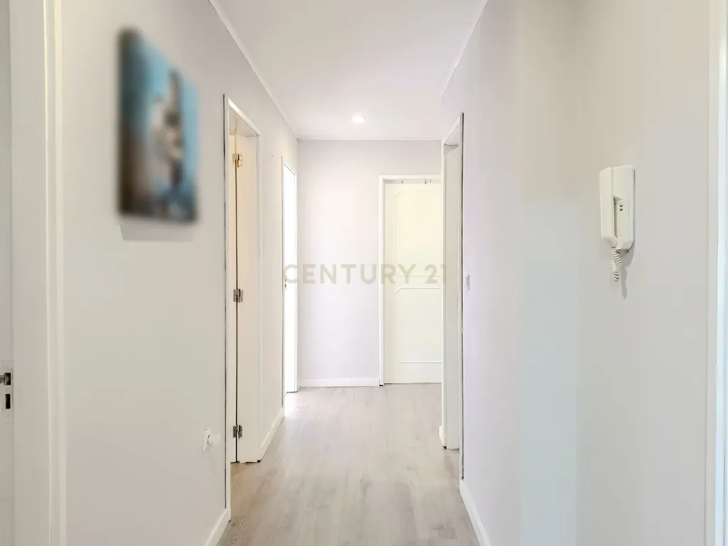 Apartamento T2, de 2 frentes, localizado em Rio Tinto, com Sótão e Garagem Box - Image 12