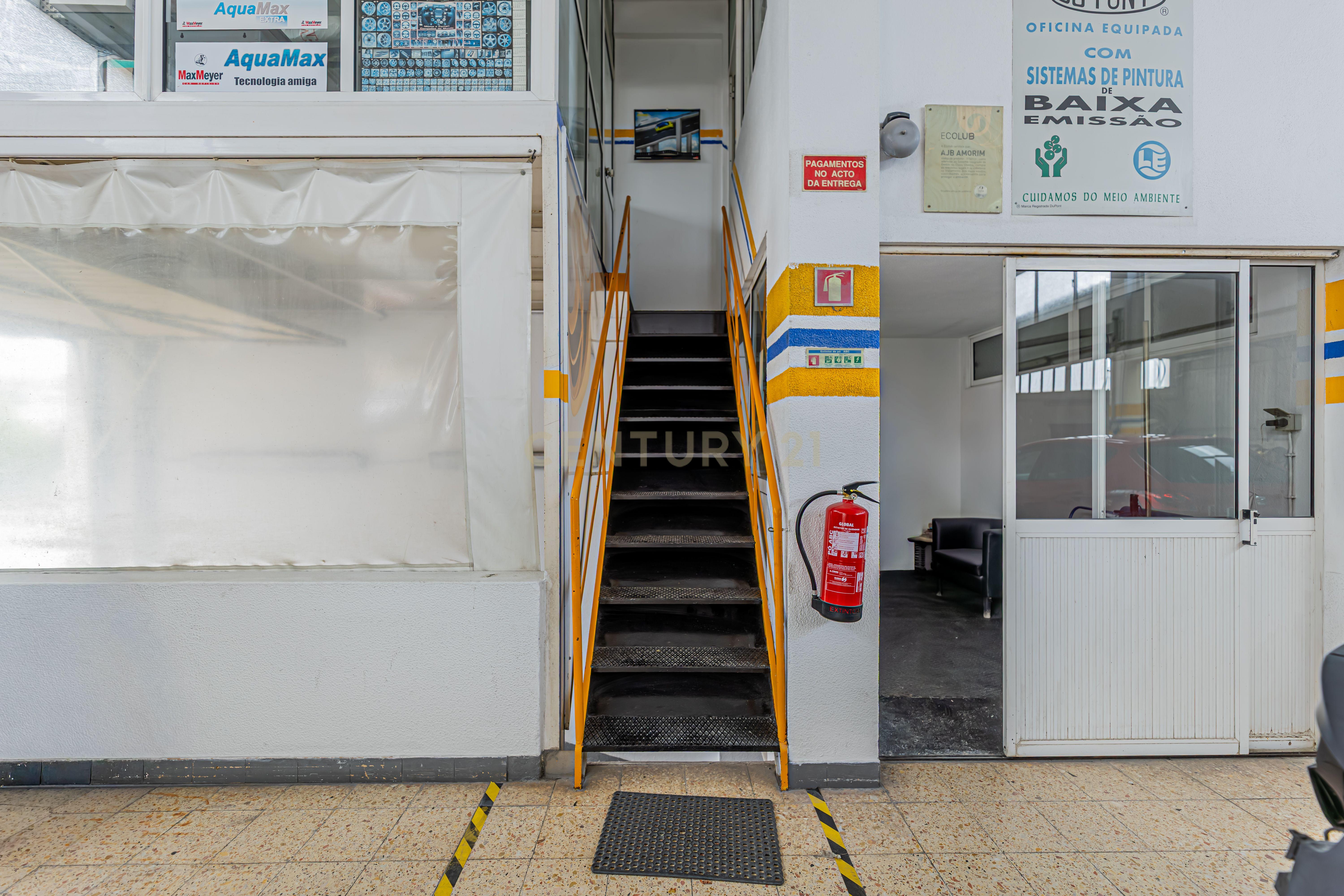 Fotografia 10 de Trespasse Armazém Amplo com Oficina Totalmente Funcional Amadora