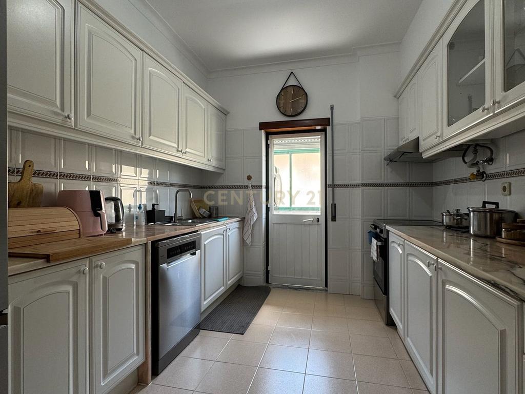Apartamento T3 em Coimbra com Luz Natural e Acessibilidade - Image 12