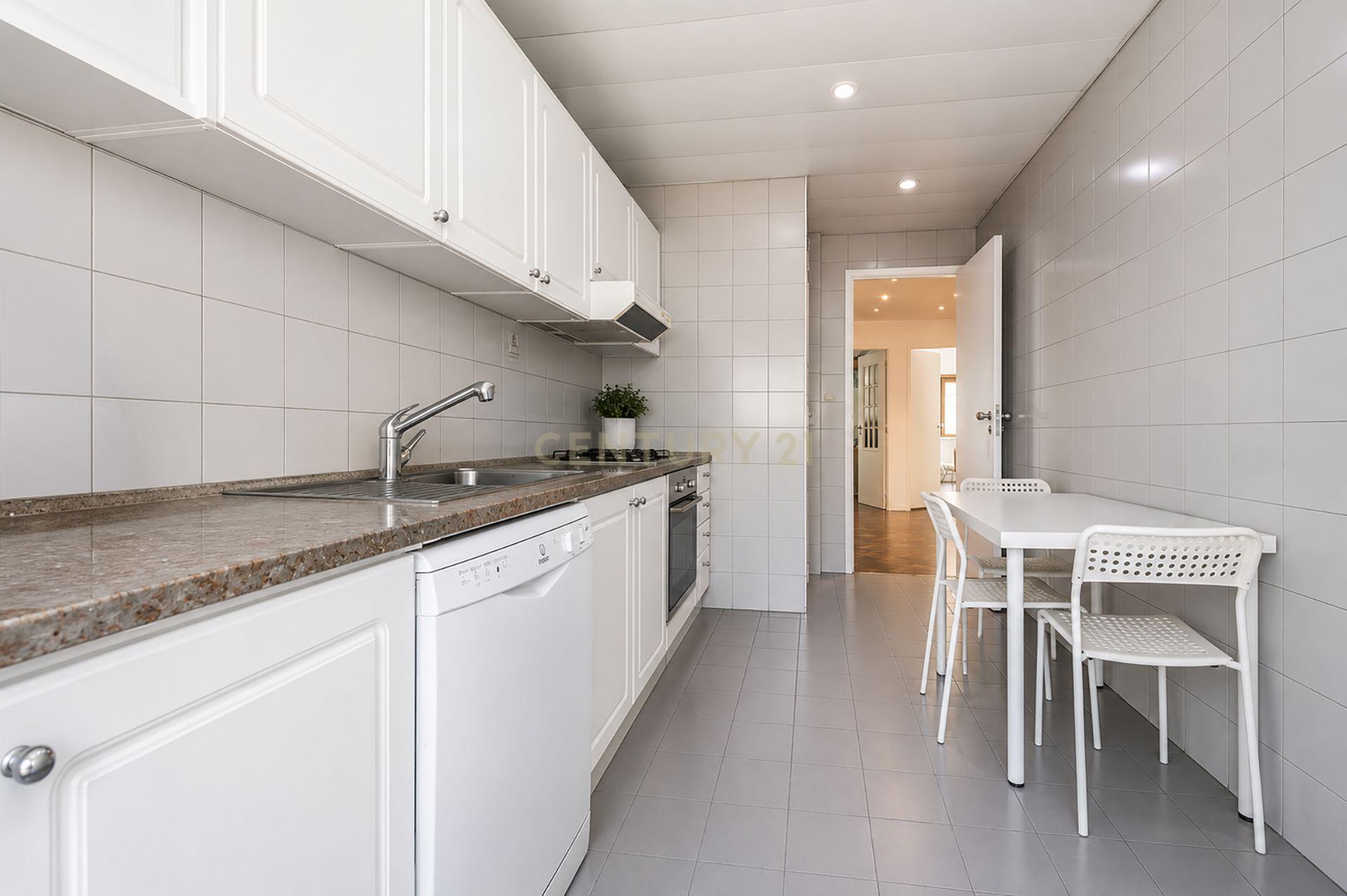 Fotografia 5 de APARTAMENTO T2|VARANDA|BENFICA|Rua José da Purificação Chaves