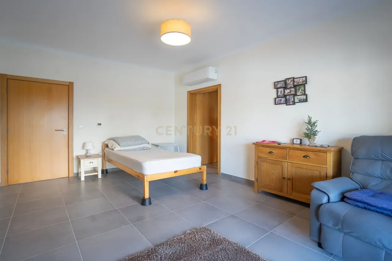 Moradia T4 de qualidade em estado novo com varanda coberta, piscina, terraço, jardim,canil,garagem dupla e vistas boas numa localização sossegada - Image 44