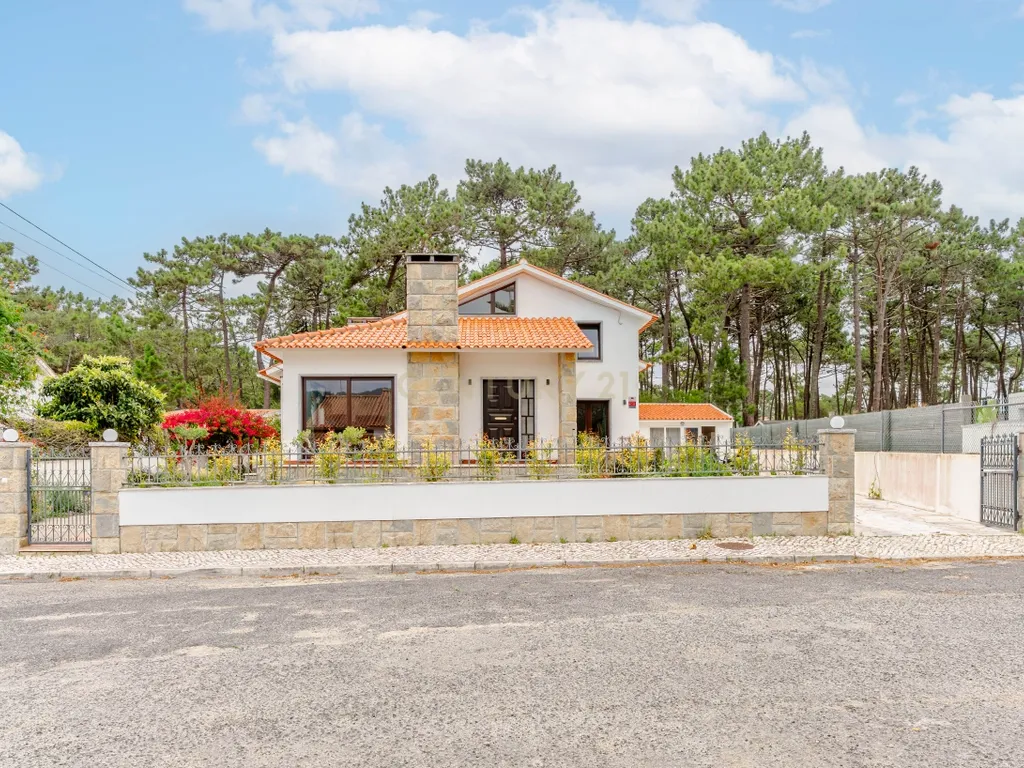 Viver com Elegância entre o Litoral e a Cidade – Uma Casa Sustentável em Colares, Portugal - Image 71