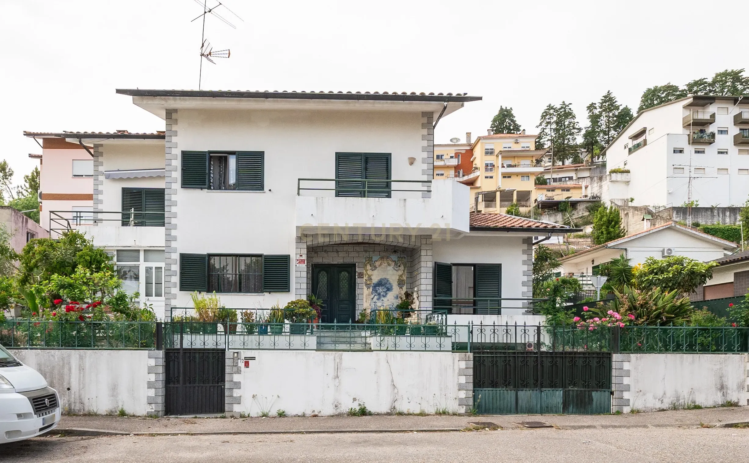 Moradia T5 com sótão + Anexo T1 + Estúdio | Garagem | Santa Apolónia, Portugal