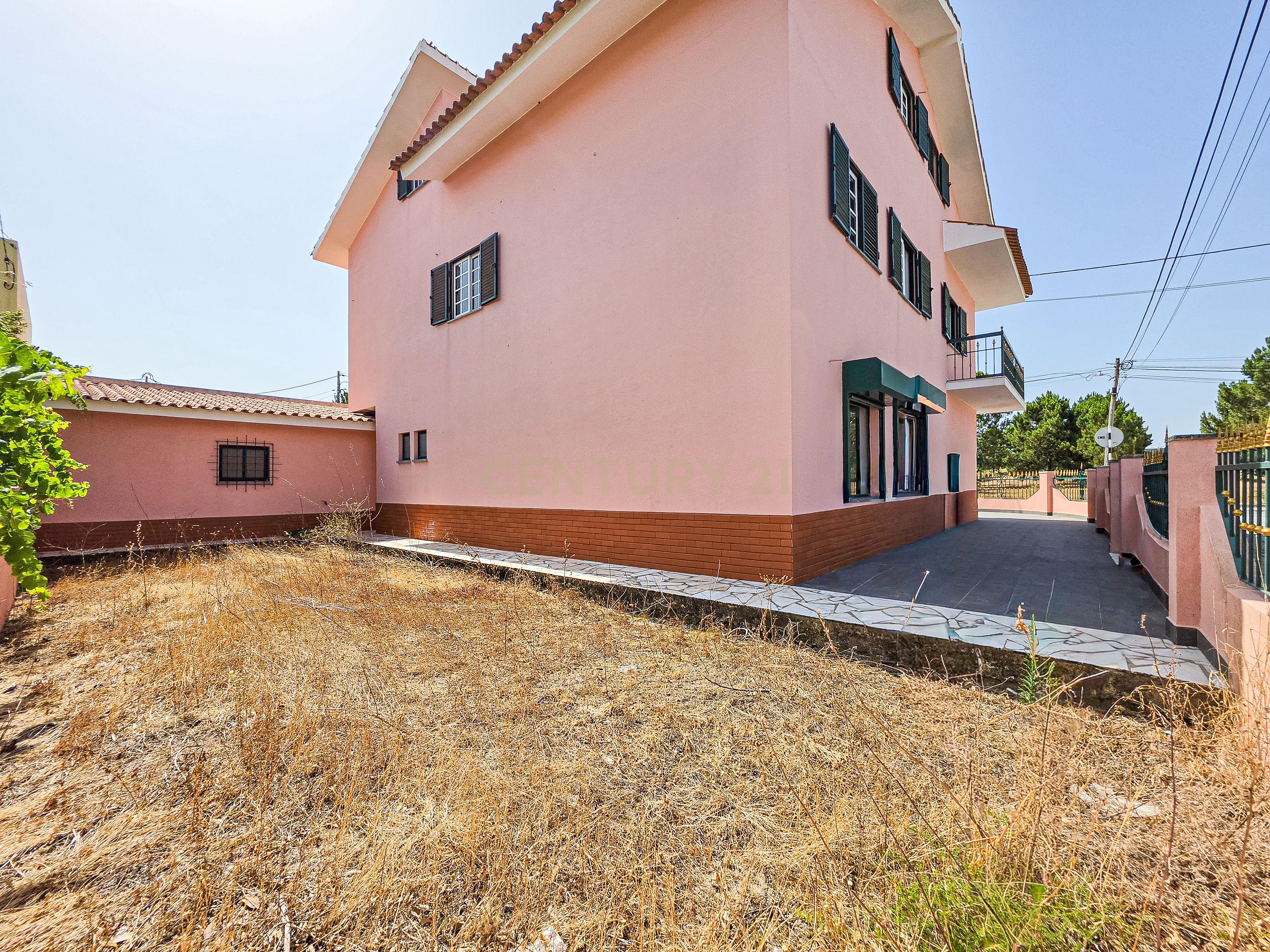 Fotografia 12 de Moradia T3 + Loja em Fernão Ferro, Seixal - Oportunidade Única!
