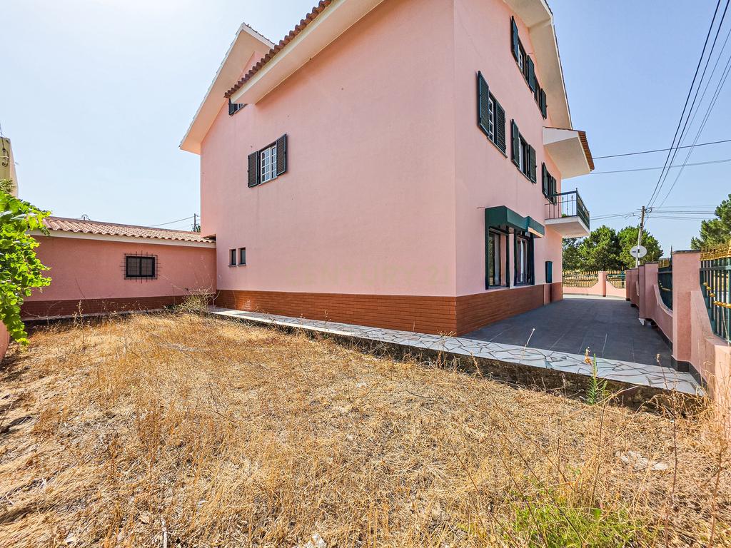 Moradia T3 + Loja em Fernão Ferro, Seixal - Oportunidade Única! - Image 12