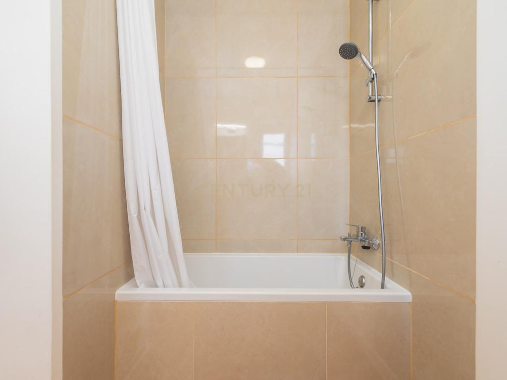 Moradia T3 + 1 Renovada com Jardim e Piscina em Penha de França, Lisboa - Image 67