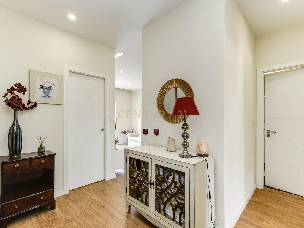 Apartamento T3 em Cascais com Luz Natural e Boa Localização - Image 1