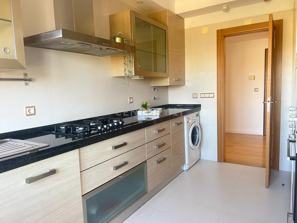 T2 com parqueamento e arrecadação -  Casas do Lago Serra de Carnaxide Amadora - Image 2