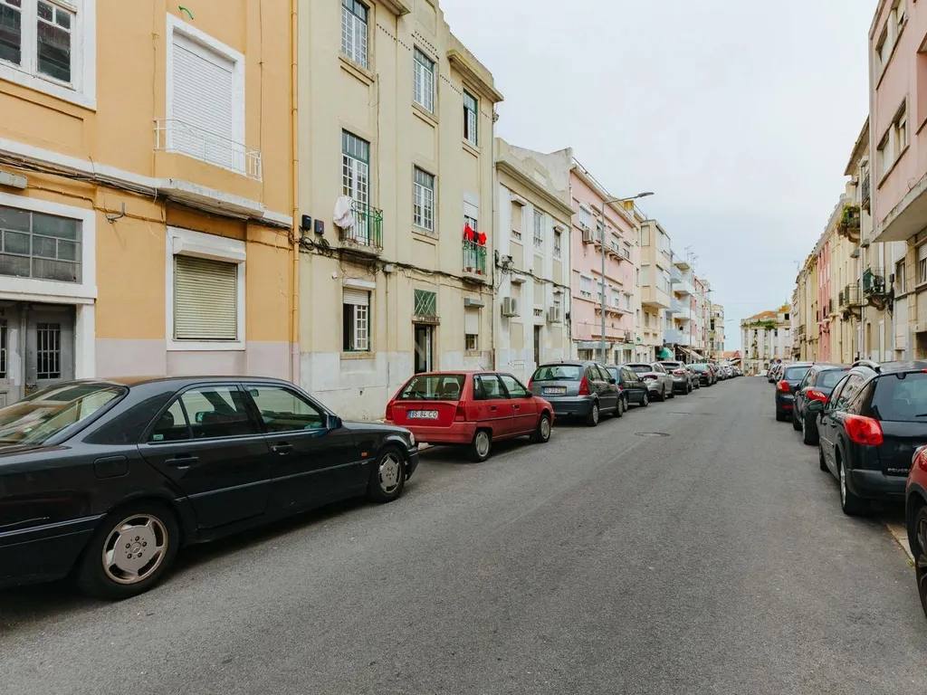 Oportunidade Única nas Olaias – Loja com Potencial para Transformação em Apartamento - Image 10
