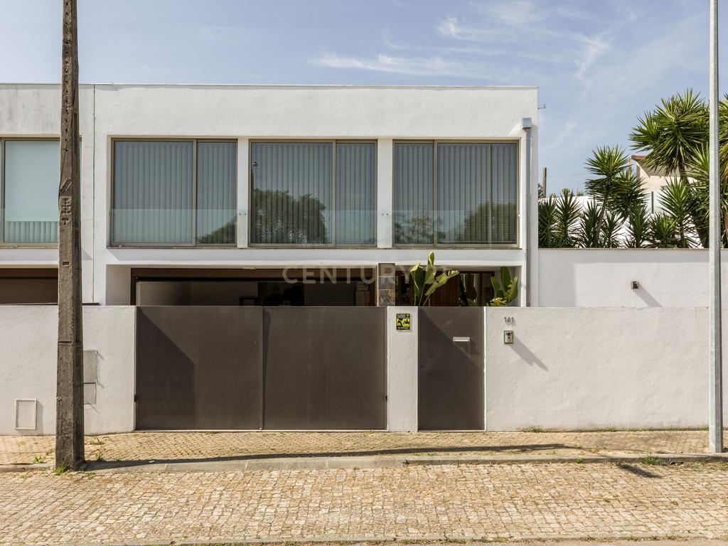 Moradia T3 em Banda com Luz Natural e Espaço Exterior em Fornos - Image 2