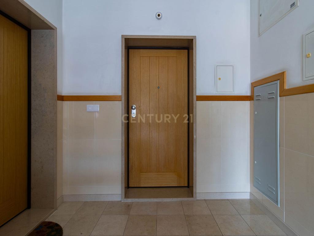 Excelente Apartamento T2 com 2 WC e Garagem - Image 3