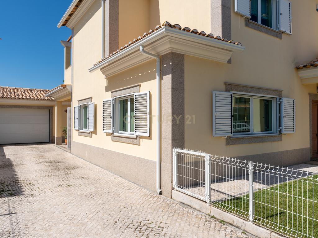 Moradia T4 em Azeitão com Jardim e Segurança 24h - Image 40