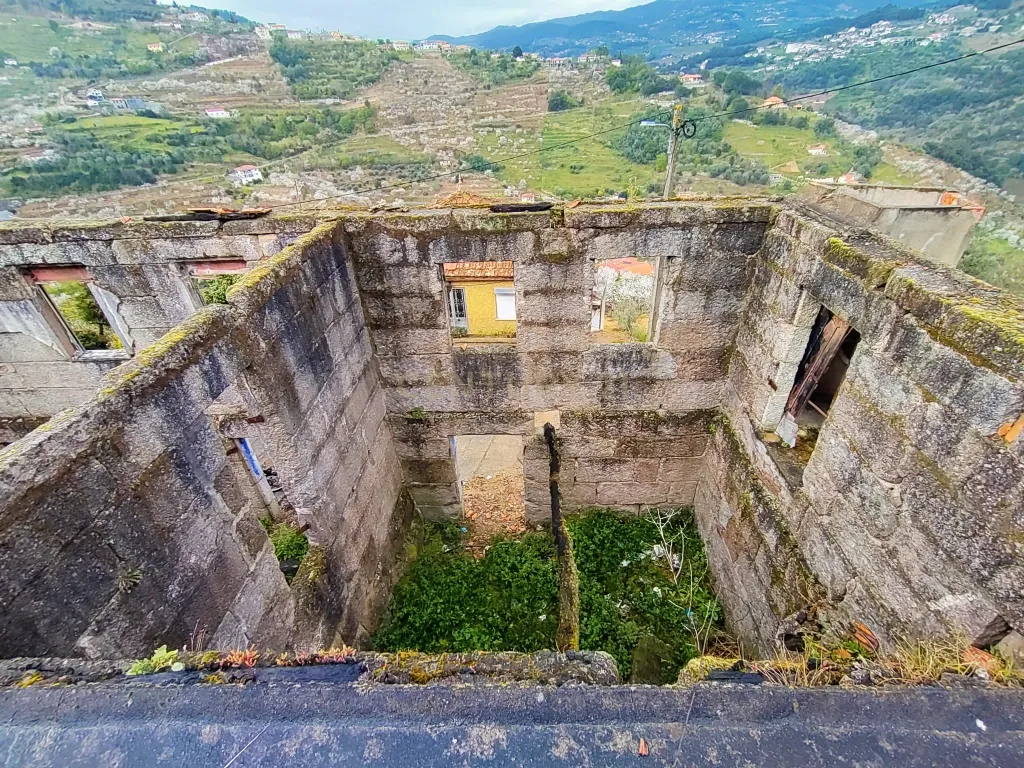 Moradia para reconstruir com terreno, refúgio paradisíaco perto da praia fluvial de Porto de Rei, S. Martinho de Mouros, Resende - Image 13