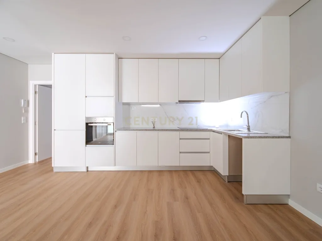 Apartamento T2 Novo com lugar de Estacionamento em Rio Tinto - Image 1