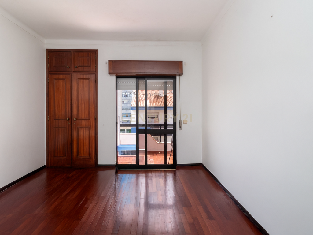 Apartamento T3 com garagem e arrecadação em Abrantes - Image 11