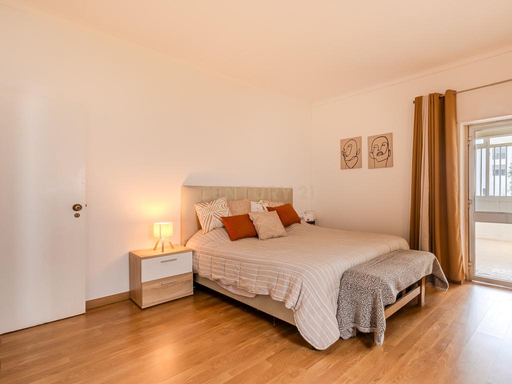 Apartamento T1+2 com Terraço Amplo em Albufeira - Image 14