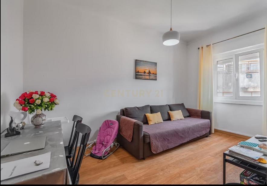 Apartamento T2 remodelado e mobilado no centro de Almada - Image 4