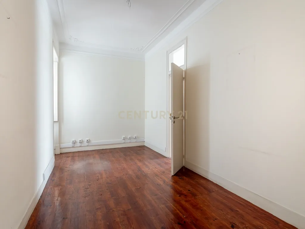 Loja/Escritório com apartamento de 150m2 com acesso a pessoas de mobilidade reduzida - Image 17