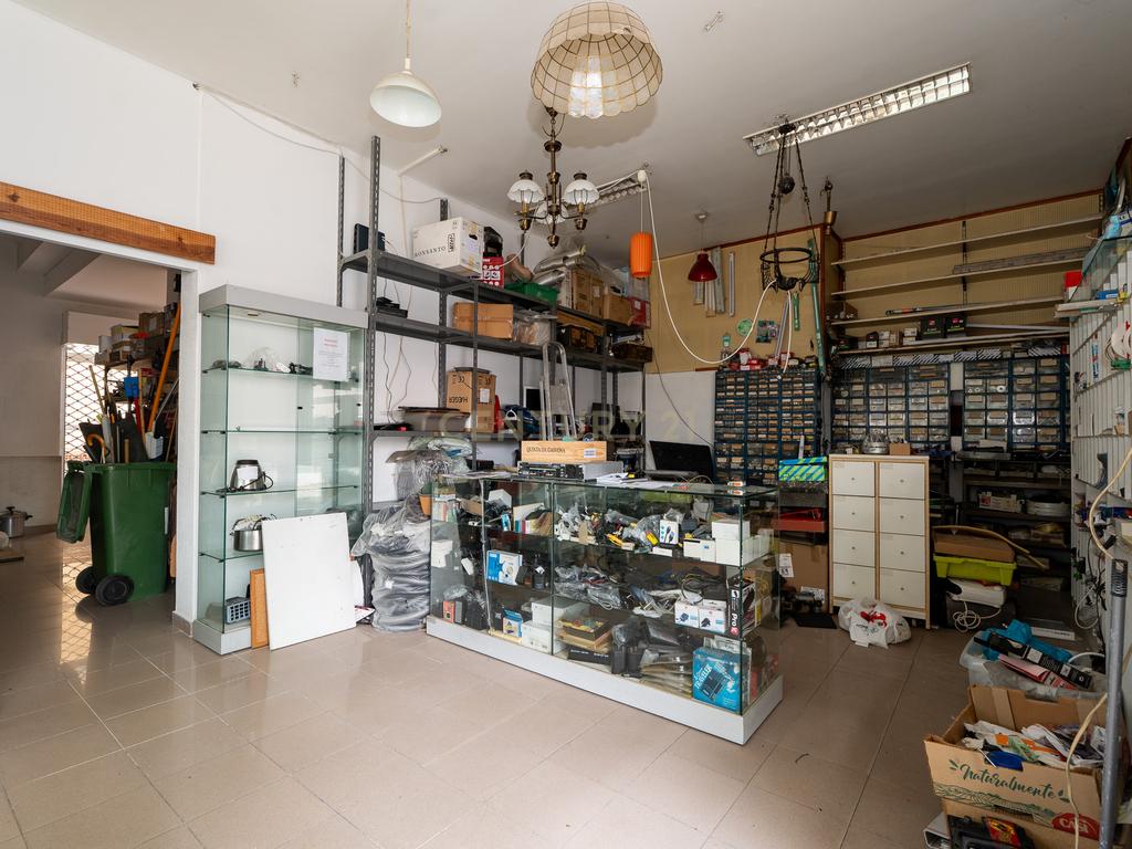 Loja comercial de esquina no Lumiar – junto ao Colégio Planalto - Image 4