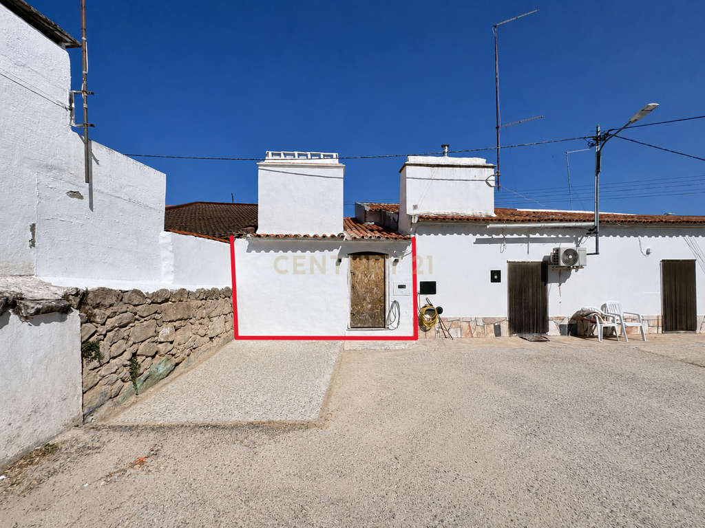 Moradia Térrea com Terreno de 950 m² a Apenas 8 km de Évora - Image 1