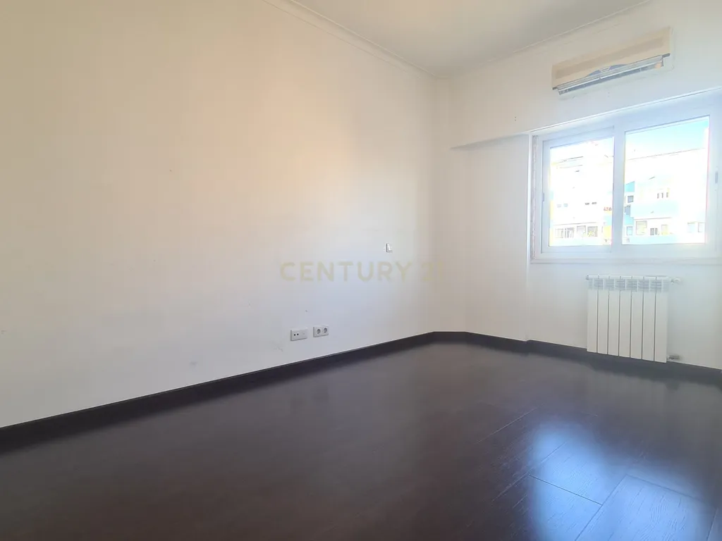 Apartamento Renovado T2 em Santa Clara, Lisboa - Image 13